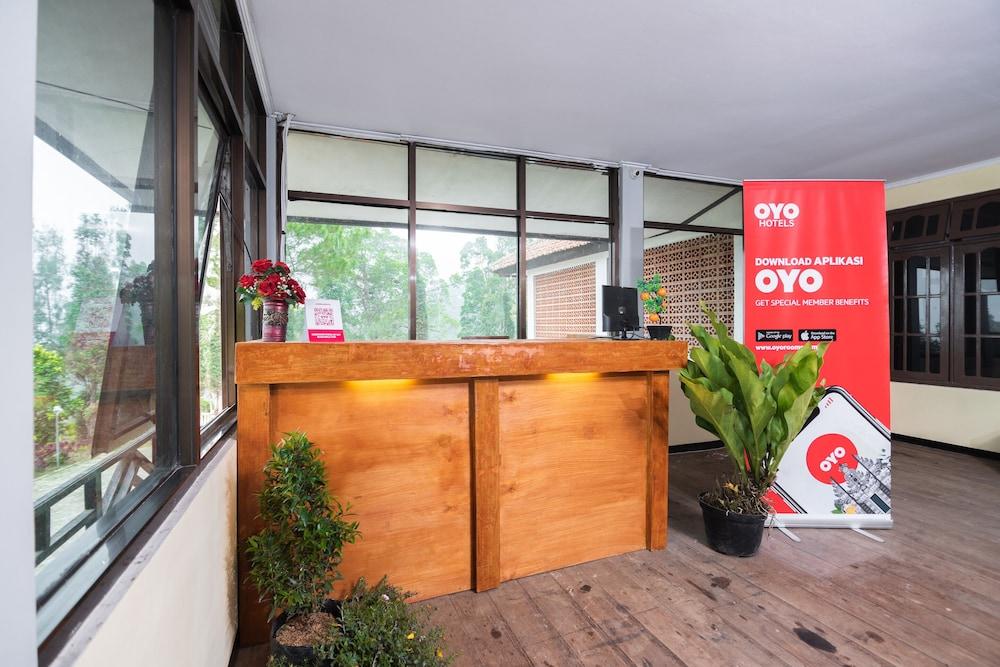 Oyo 1852 Intan Bromo Homestay Pasuruan Exterior photo