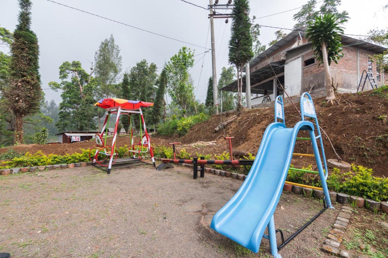 Oyo 1852 Intan Bromo Homestay Pasuruan Exterior photo
